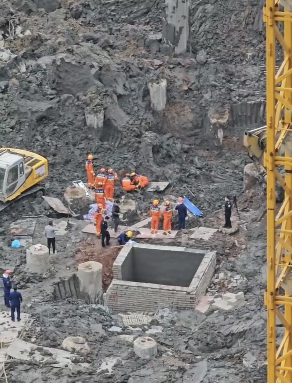广州荔湾一工地塌方致2人遇难,现场停工入口紧闭_腾讯新闻