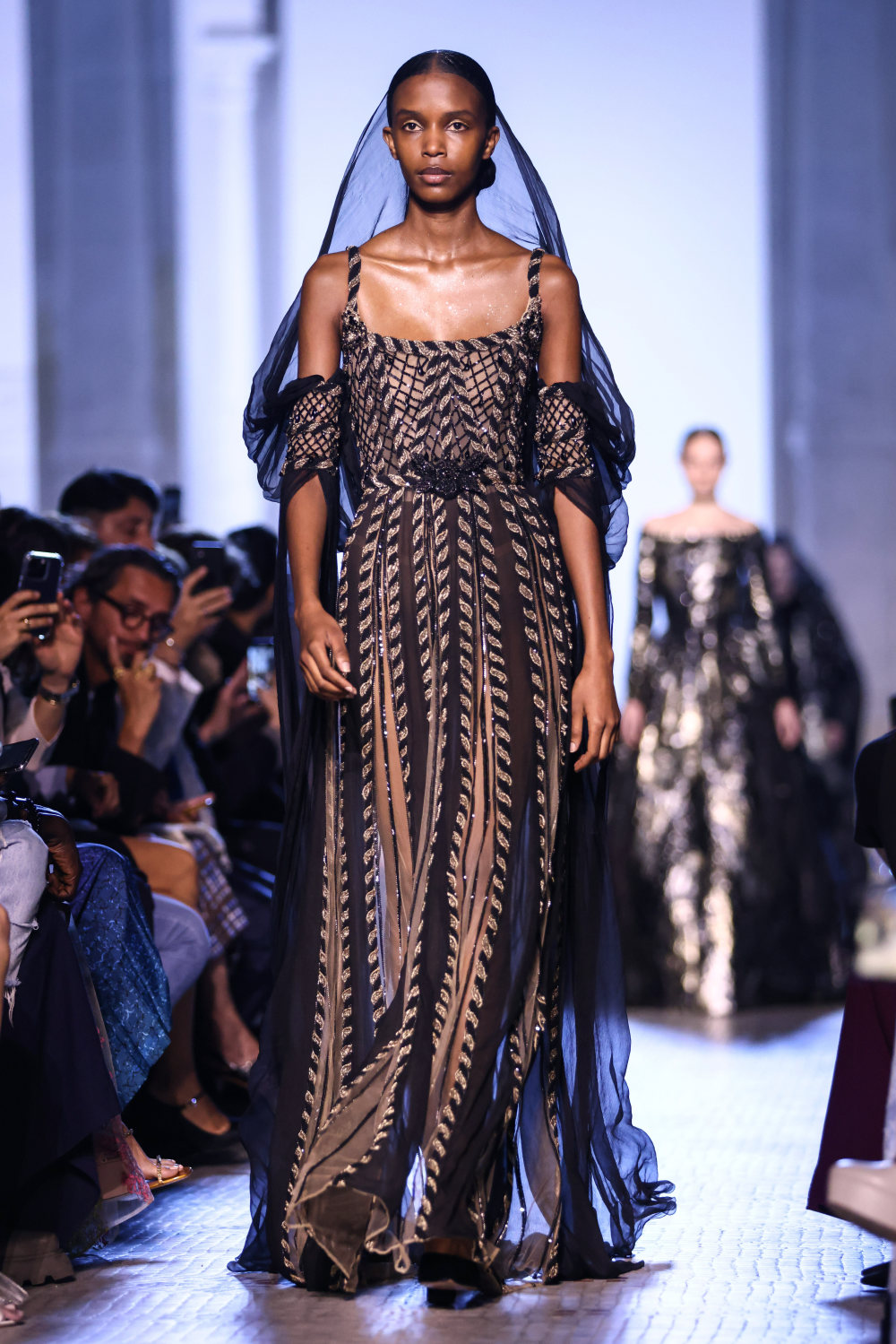 7月5日,模特在法国巴黎高级定制周上展示elie saab品牌的2023/2024