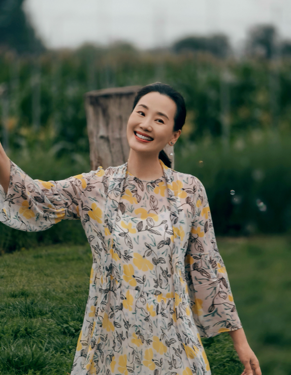 林依轮妻子西华晒与父母温馨合照,温婉大方如沐春风