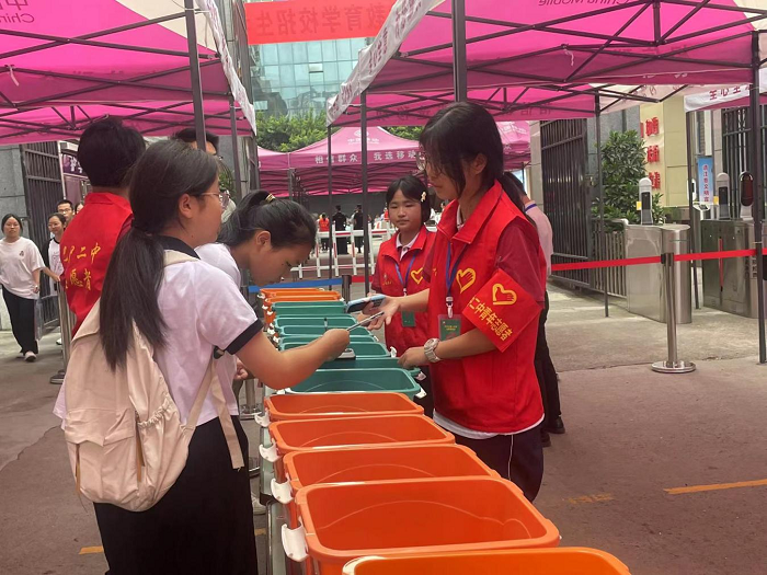 举行毕业暨中考壮行仪式,考生们书写并系挂心愿卡平昌县的家长们身着