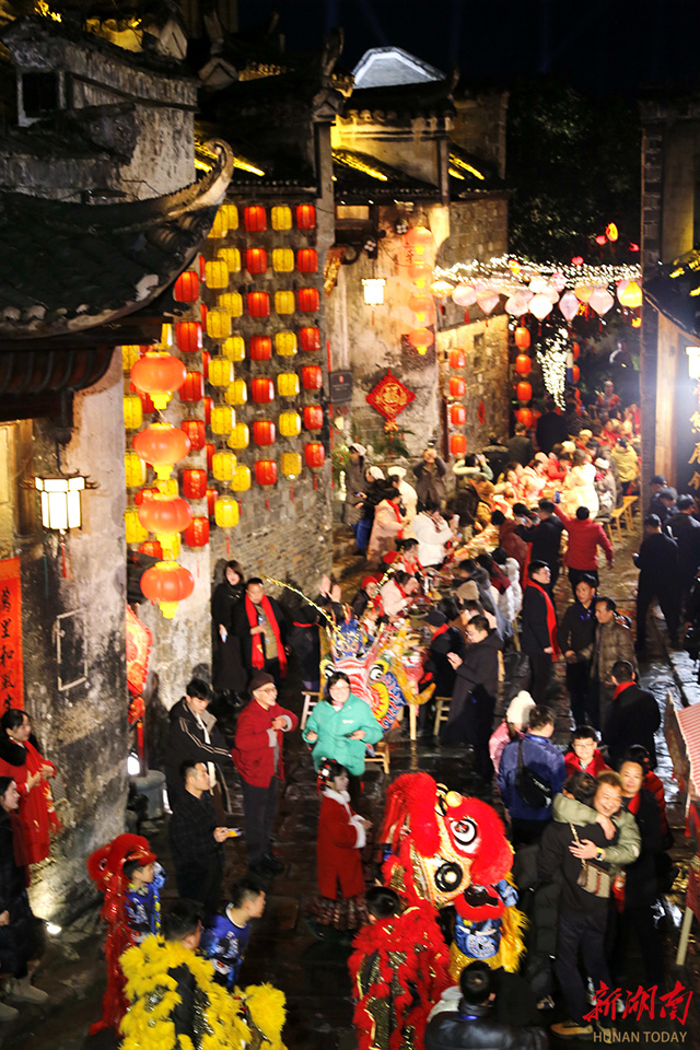 热闹喜庆过除夕洪江市黔阳古城千人共尝长龙宴