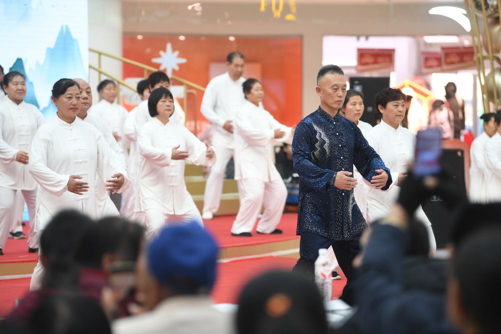 千人展演八段锦启动平谷区主动健康年_腾讯新闻