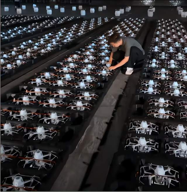 1500架无人机编组,上演"飞龙在天"视觉盛宴,"蜂群"战术在军事上前景