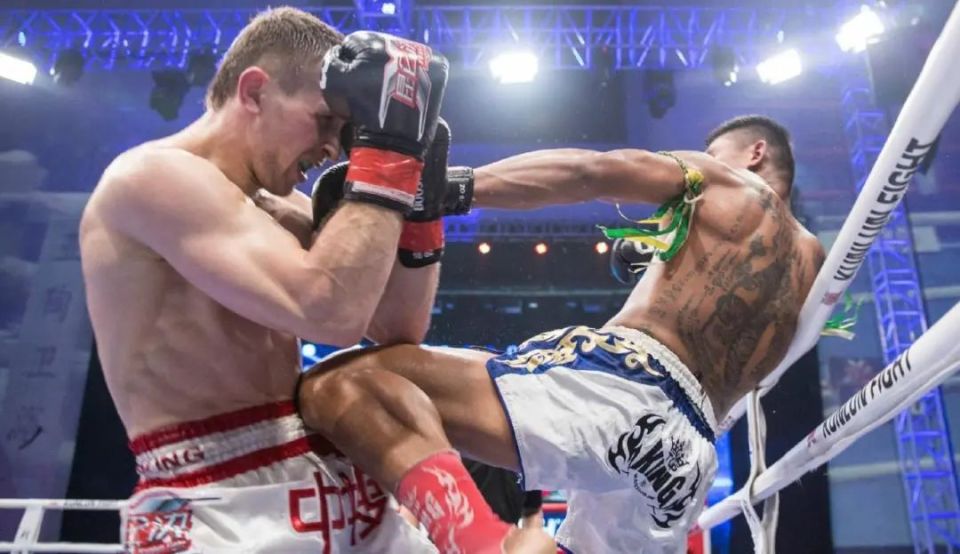 击败雅桑克莱的泰拳王来华叫战,被中国小伙两次击垮!