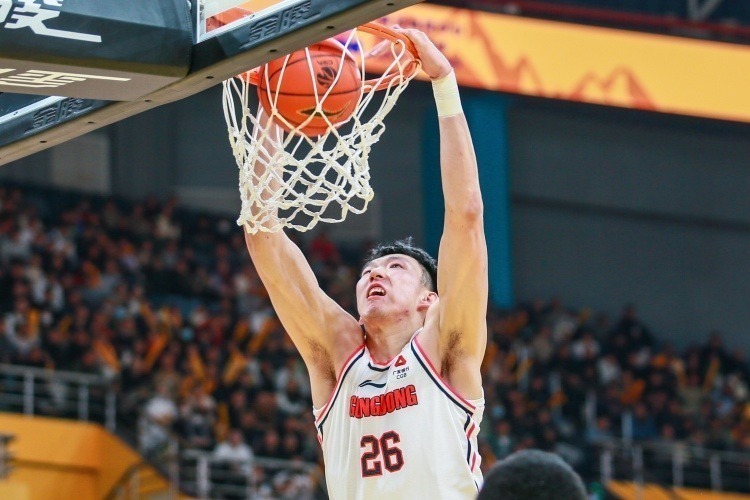 杜锋怒怼莫兰德:多次将周琦冲撞到地板上导致腰伤复发 周琦脸都被打肿