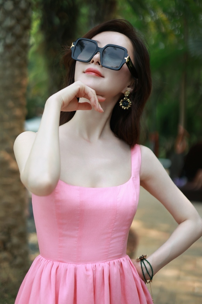 舒畅分享旅游美照天赐身材和容颜惹人羡笑容甜美宛如初恋