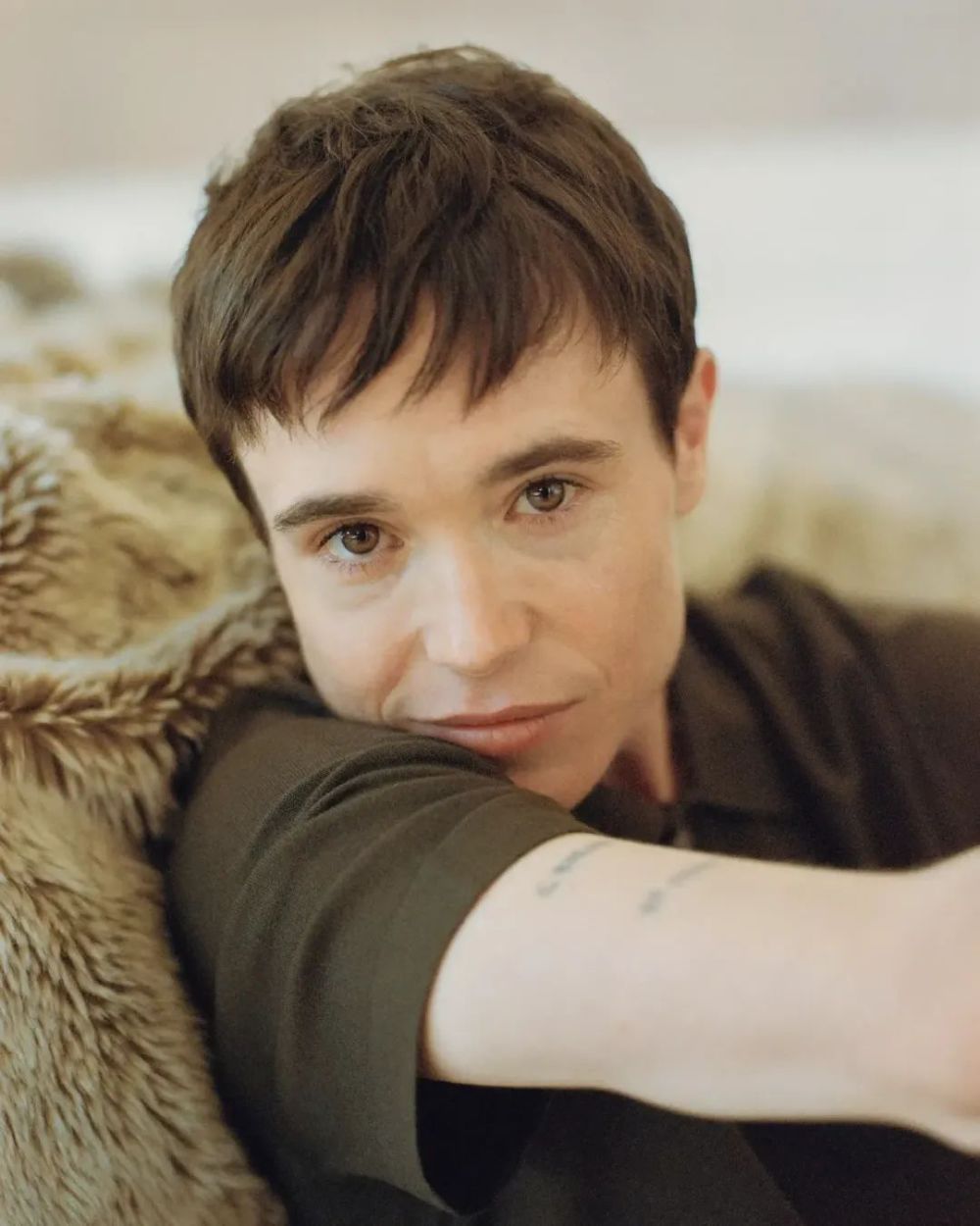 《水果硬糖》主演艾利奥特·佩吉杂志封面,经历身份转换更加自信_腾讯