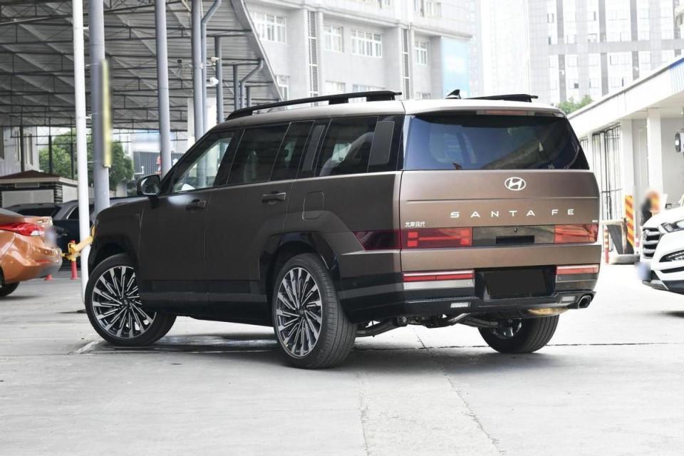 全新"现代胜达"抵达4s店,配2.0t 8at黄金组合,空间秒杀汉兰达