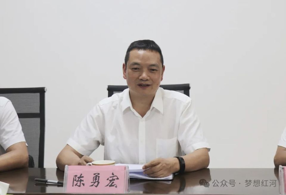 接访中,陈勇宏接待了两批来访群众,认真听取了他们反