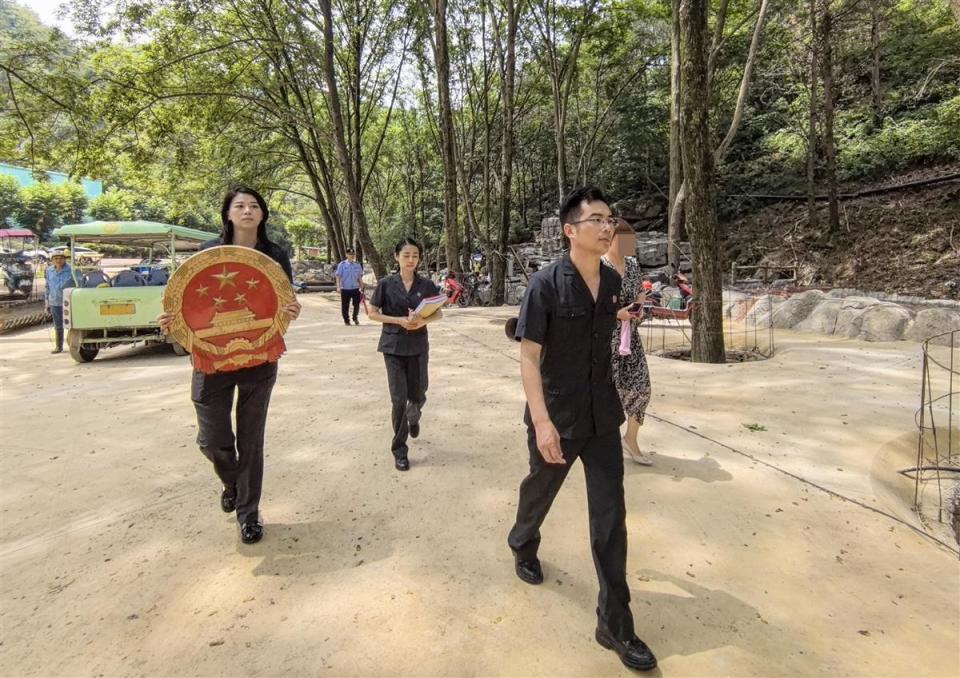 法官带着国徽去开庭,在工厂内理清纠纷,到景区现场解"猴子搬家"难题