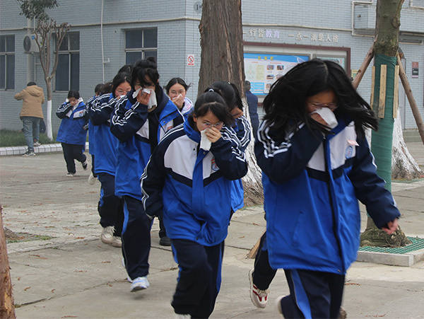 彭州市消防安全集中除患攻坚行动大演练在四川省彭州中学举行_腾讯