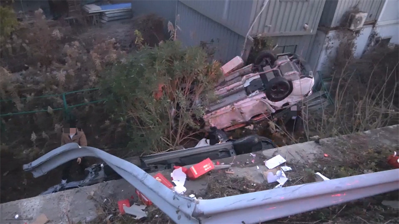 现代快报讯(记者 顾潇)12月2日早晨,京沪高速扬州境内发生一起车祸,两