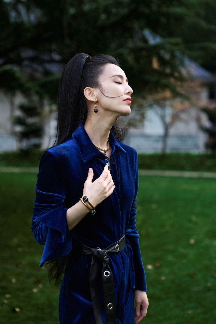 黄圣依出席上海时装周,佩戴的珠宝很吸睛-腾讯新闻