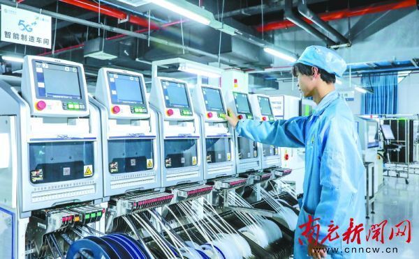 南充日报社全媒体记者 余中华 摄报告点击坚定推进制造强市,加快提振