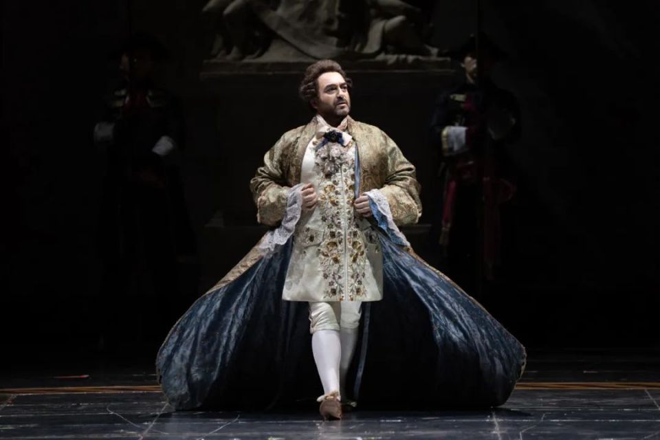 宏大华丽的假面舞会等场景在灯光特效的映衬下极具沉浸体验,现场仿佛