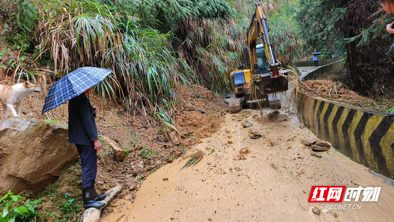 汝城县热水镇风雨逆行不懈怠防汛抢险护平安