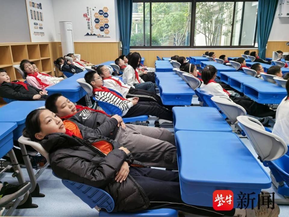 海安：午休“趴睡”变“躺睡” 护航学生身心健康_腾讯新闻