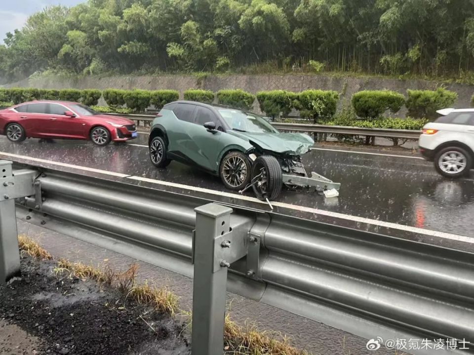 雨天撞车图片图片