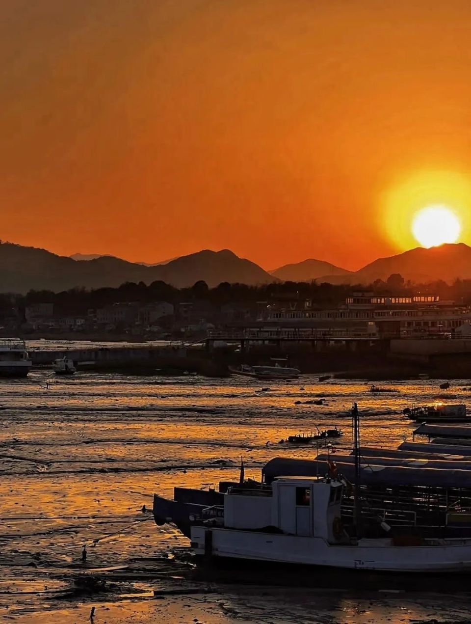 这座悠闲的神仙小城,坐拥山海古镇,一年四季都有不同玩法,风光也太"