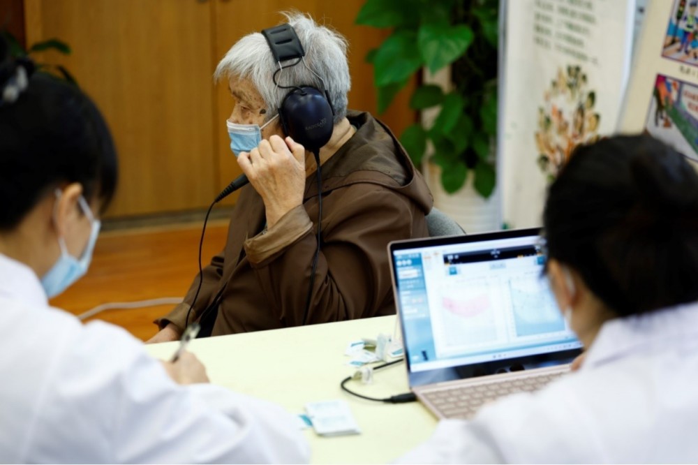 現場為30餘位老人提供了外耳道檢查,純音氣導測試,骨導測試,不舒適閥