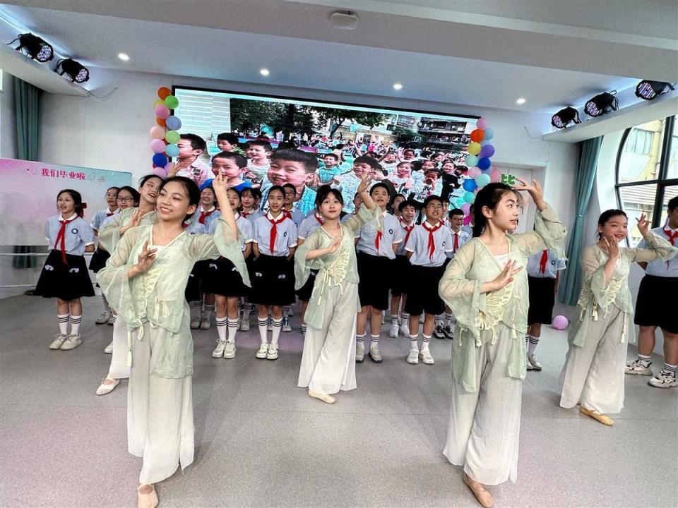 有欢笑还有泪水,武汉一小学为六年级学生举办毕业典礼