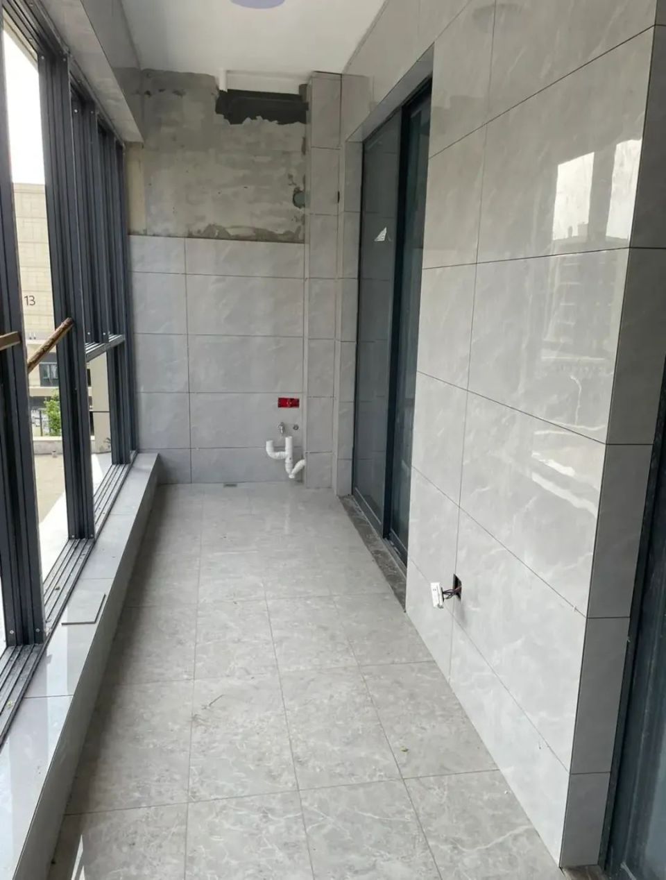 经历了雨季才知道阳台墙面贴瓷砖和刷乳胶漆的区别