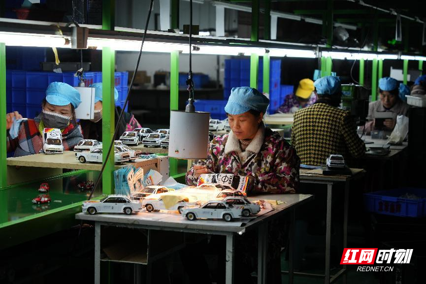 组图宜章县迎春镇小玩具大市场带动稳定就业