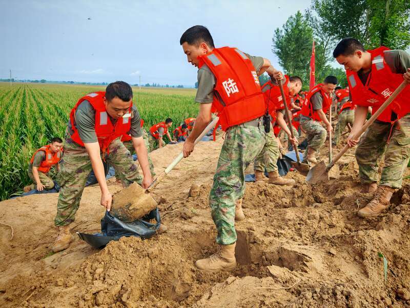 第79集团军某旅270余名官兵驰援抗洪一线