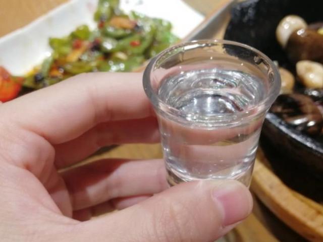 喝完白酒后感觉口干,是怎么回事?