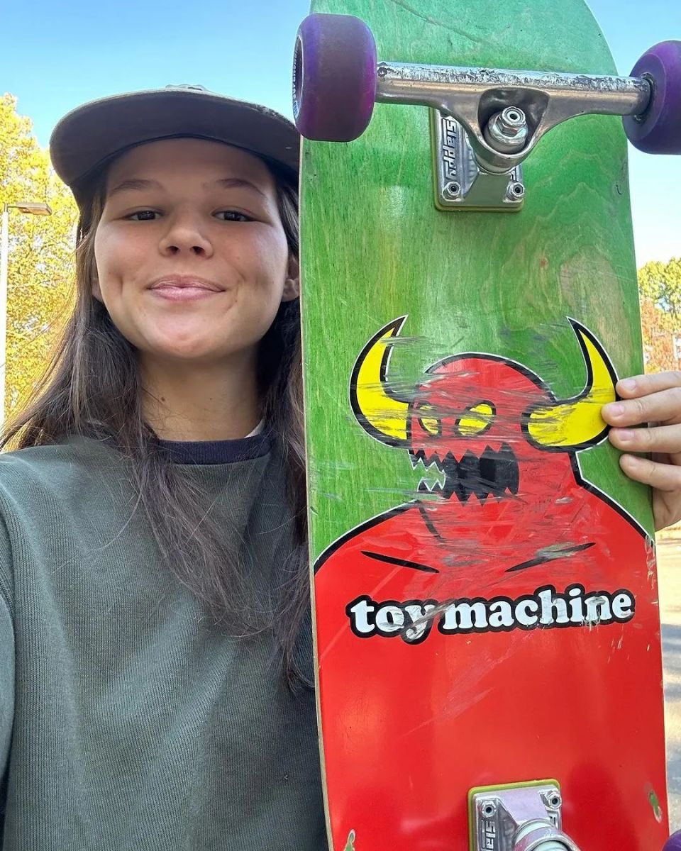 一经发布后大获成功,恶魔牛头人自然跟着走红,之后这个图案也成为