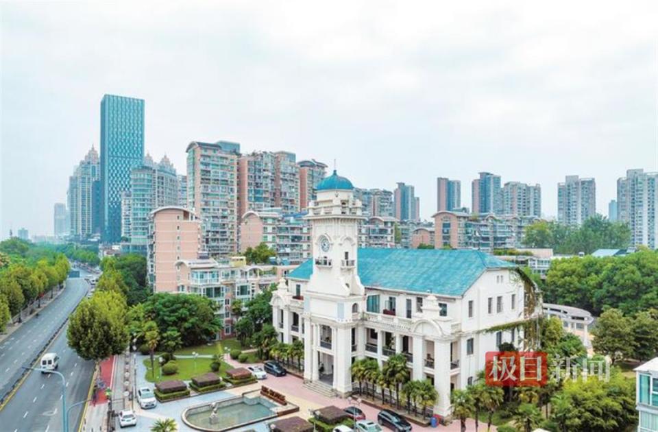你可能不知道,黄鹤楼附近的蓝湾俊园小区,有座钟楼已100多岁了——原