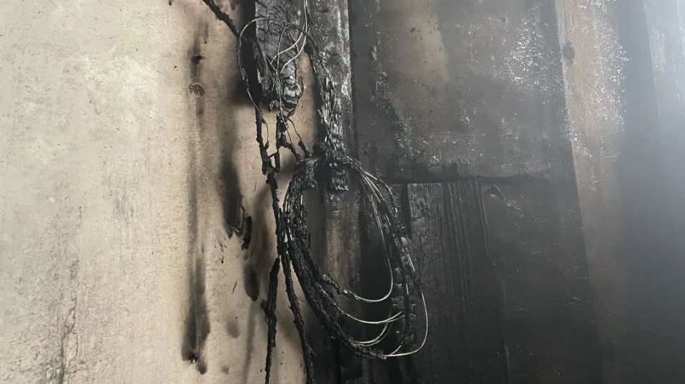 六盘水一住户家中电线短路引发火灾!_腾讯新闻
