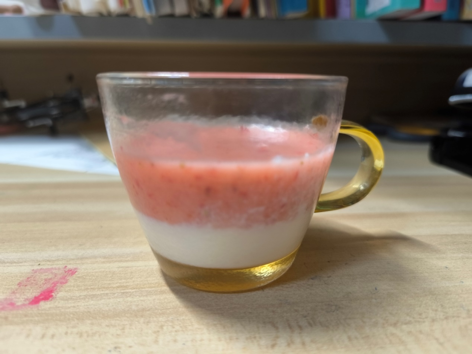 三年级学生进行了制作分层饮料.