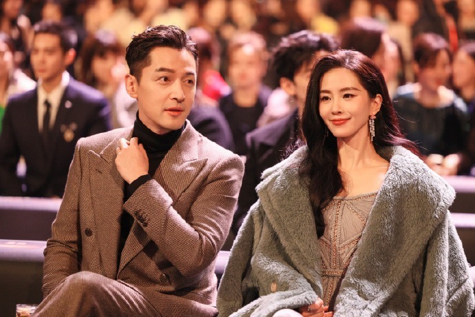 微博之夜台下全是戏,王嘉尔卖萌,雷佳音被打手,杨幂吃瓜一脸震惊_腾讯