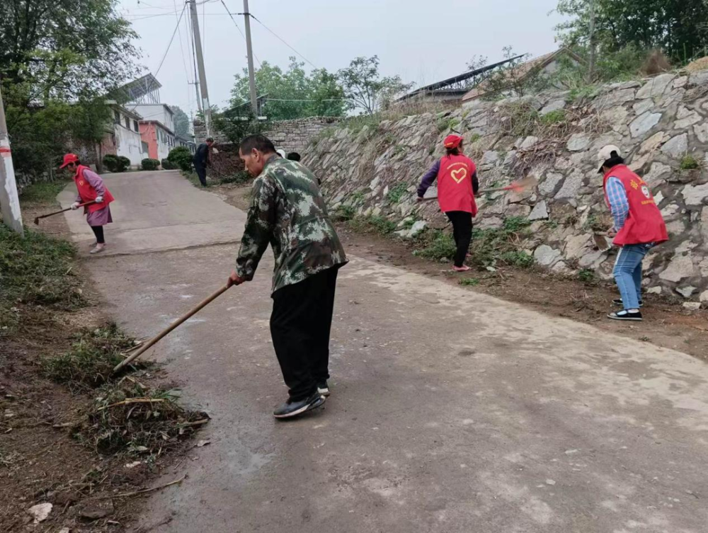 薛城区邹坞镇西山口村开展"信用 "环境整治行动提升乡村"颜值"