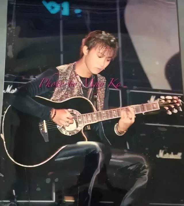 这一骂反而刺激了黄家驹的内心,发誓要刻苦练习超过这个主吉他手.