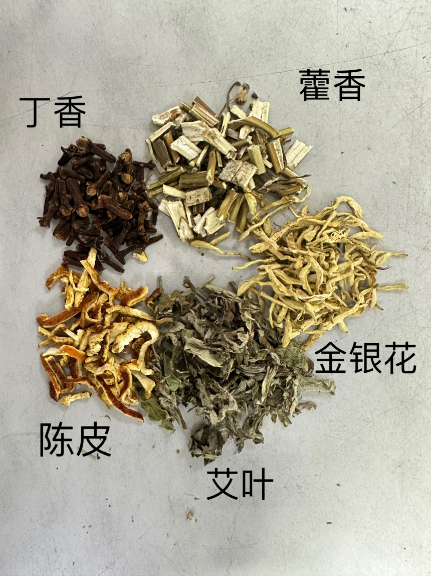 温,无毒,有除臭杀虫,辟恶祛邪的作用;藿香化湿醒脾,辟秽和中,解暑发表
