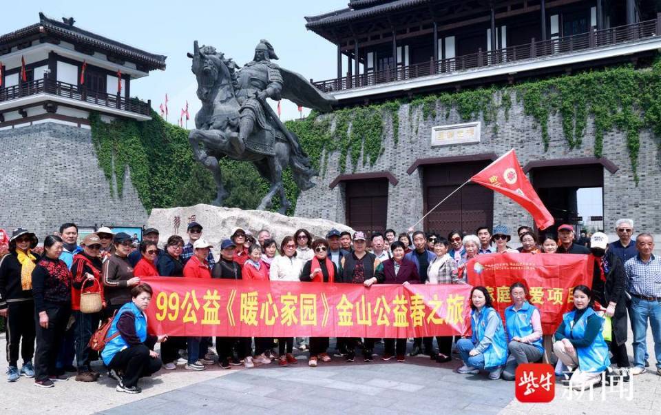 现场"请大家再检查一下安全带有没有系好";"我们的车已经行驶在润扬