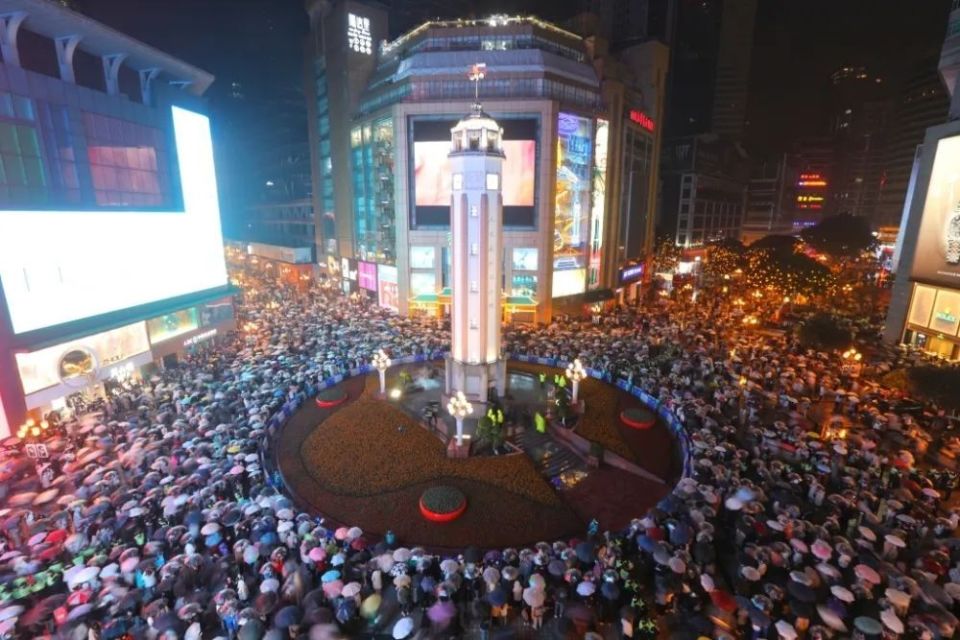 31日晚在解放碑，如何快速坐轨道交通、公交返程？速看_腾讯新闻