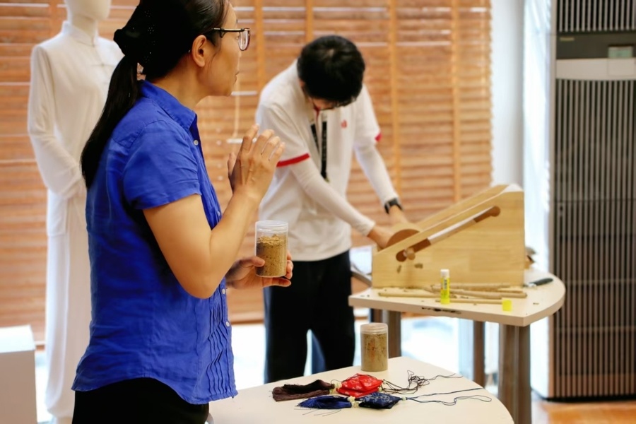 闻香、识草、喝咖啡，政府开放月走进上海中医药大学，看中医文化如何圈粉全球_腾讯新闻