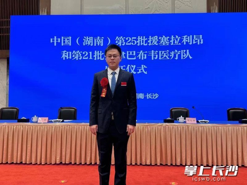 3月2日16时30分左右,张月明带着7岁的儿子到贺龙体育场旁的一家游泳馆