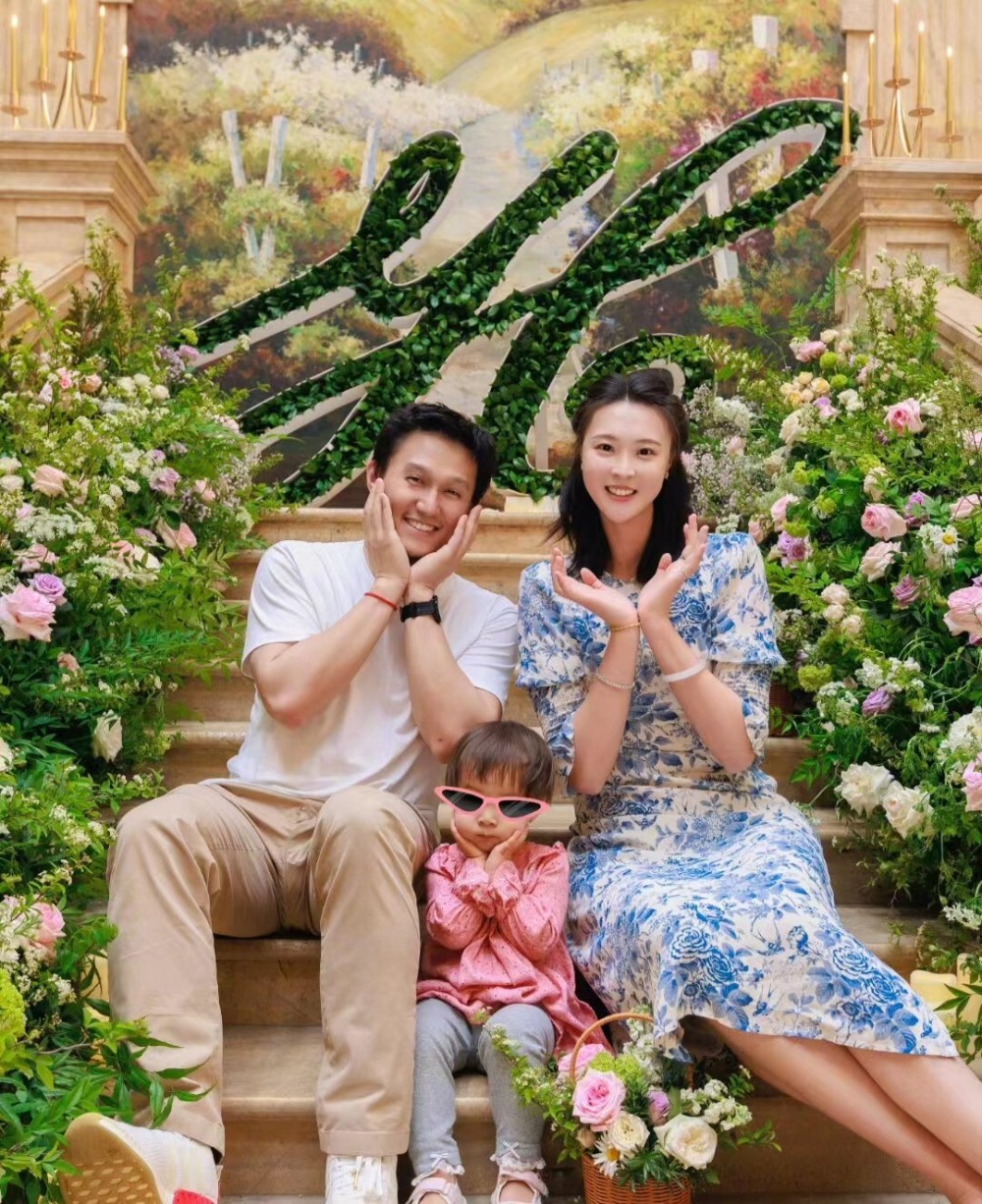 1米91女排女神惠若琪晒结婚5周年:老公抱着女儿陪伴在身边_腾讯新闻