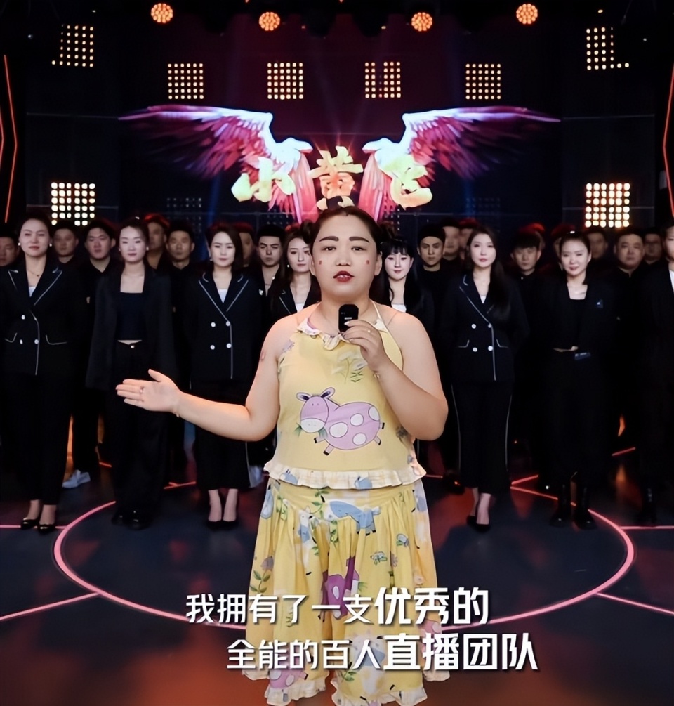 36岁的小黄飞:哈尔滨斯卡拉绽放的奇葩,专业扮丑20年,住豪宅开豪车