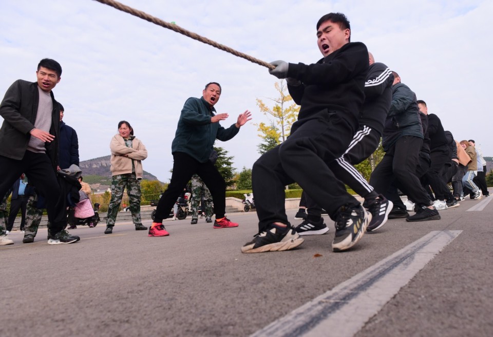 山亭区放下锄头进赛场拔河争霸乐翻天