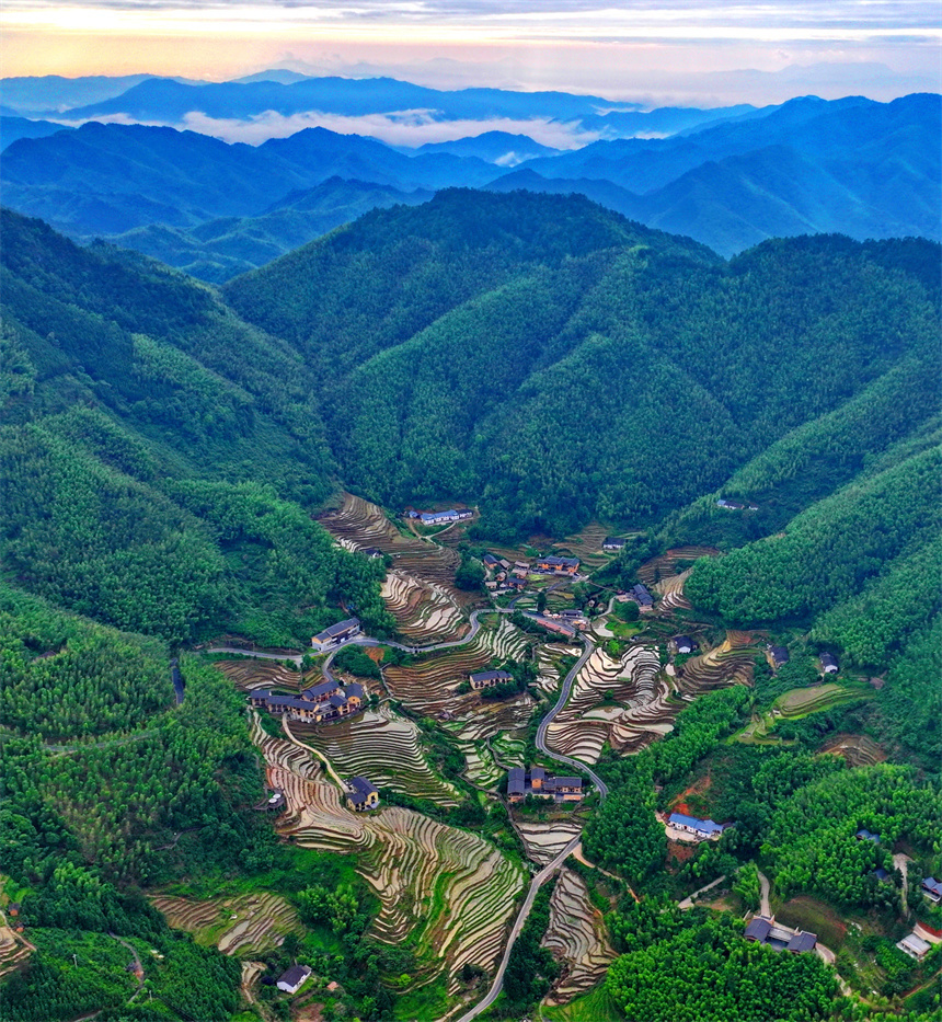 赣州市崇义县上堡乡,层层叠叠的梯田与森林,民宿,公路相互映衬,夏日