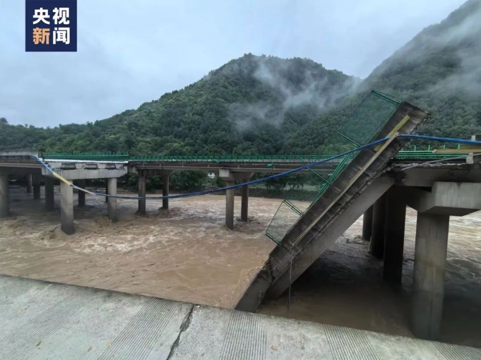 暴雨山洪致大桥垮塌,11人遇难!还有近20辆车30余人失联