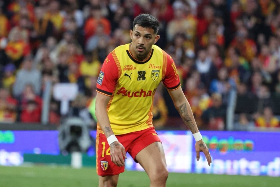 想签左脚中卫,跟队记者:国米看上朗斯的阿根廷国脚梅迪纳