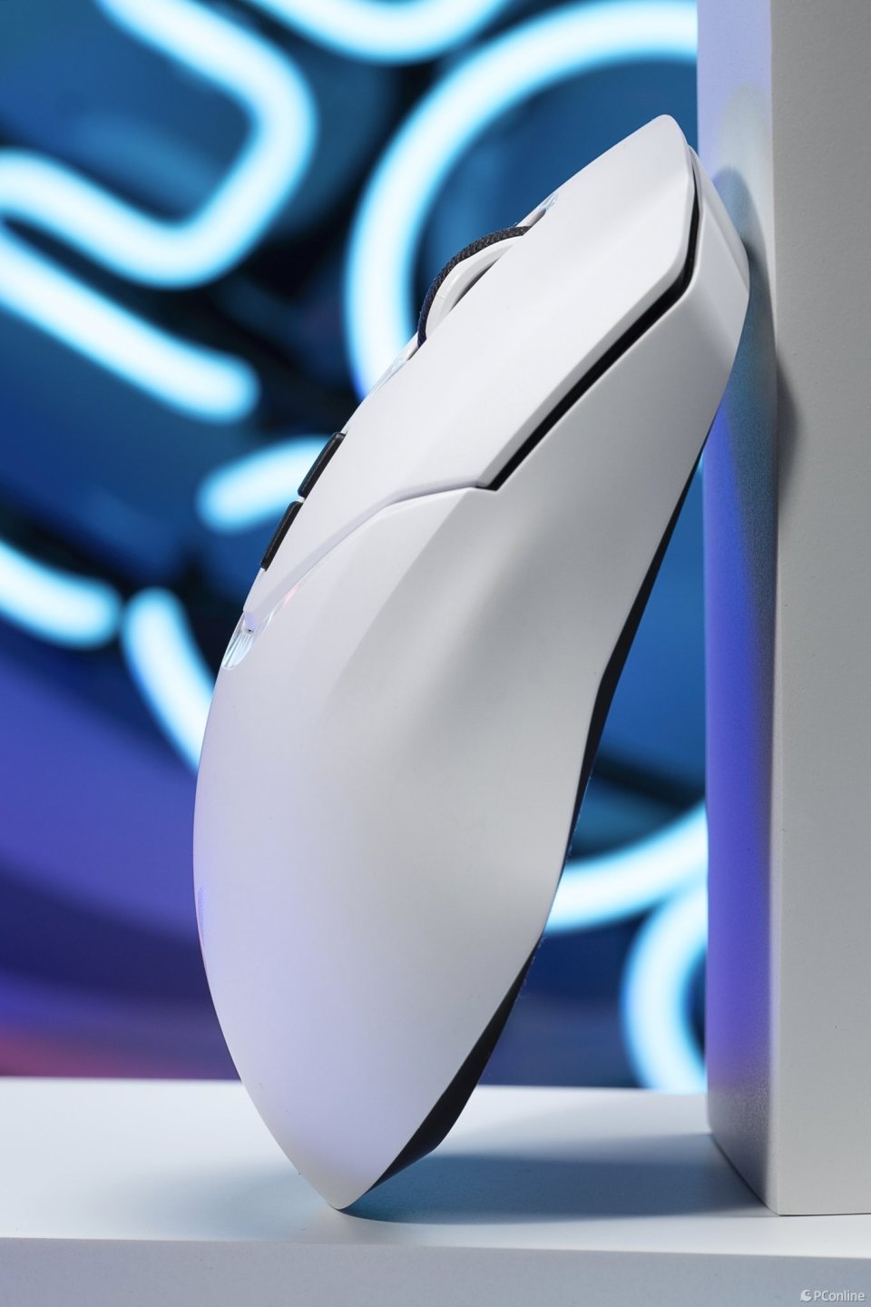 雷柏vt9pro双模无线游戏鼠标图赏独特的轻便流线型设计