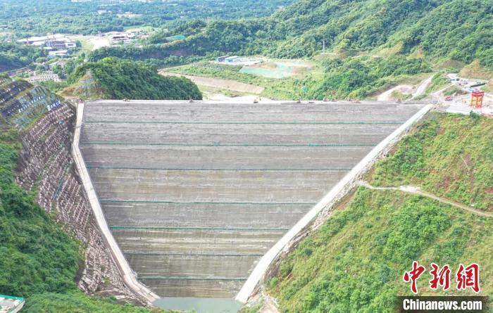 坝址位于成都市崇州市怀远镇境内青峰岭大桥上游,水库坝高123米,总