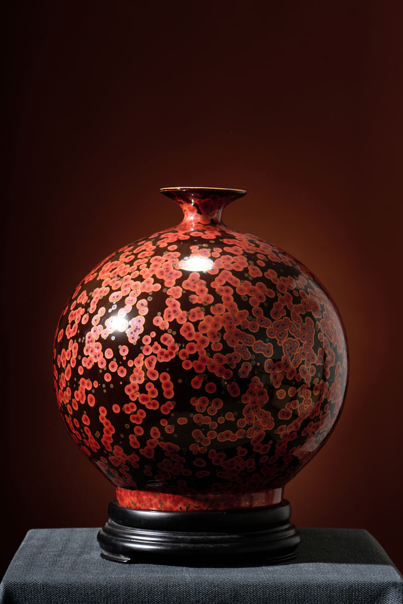 作为唐山陶瓷三绝之一的曜变铁红金圈结晶釉,是曜变天目釉的一种创新